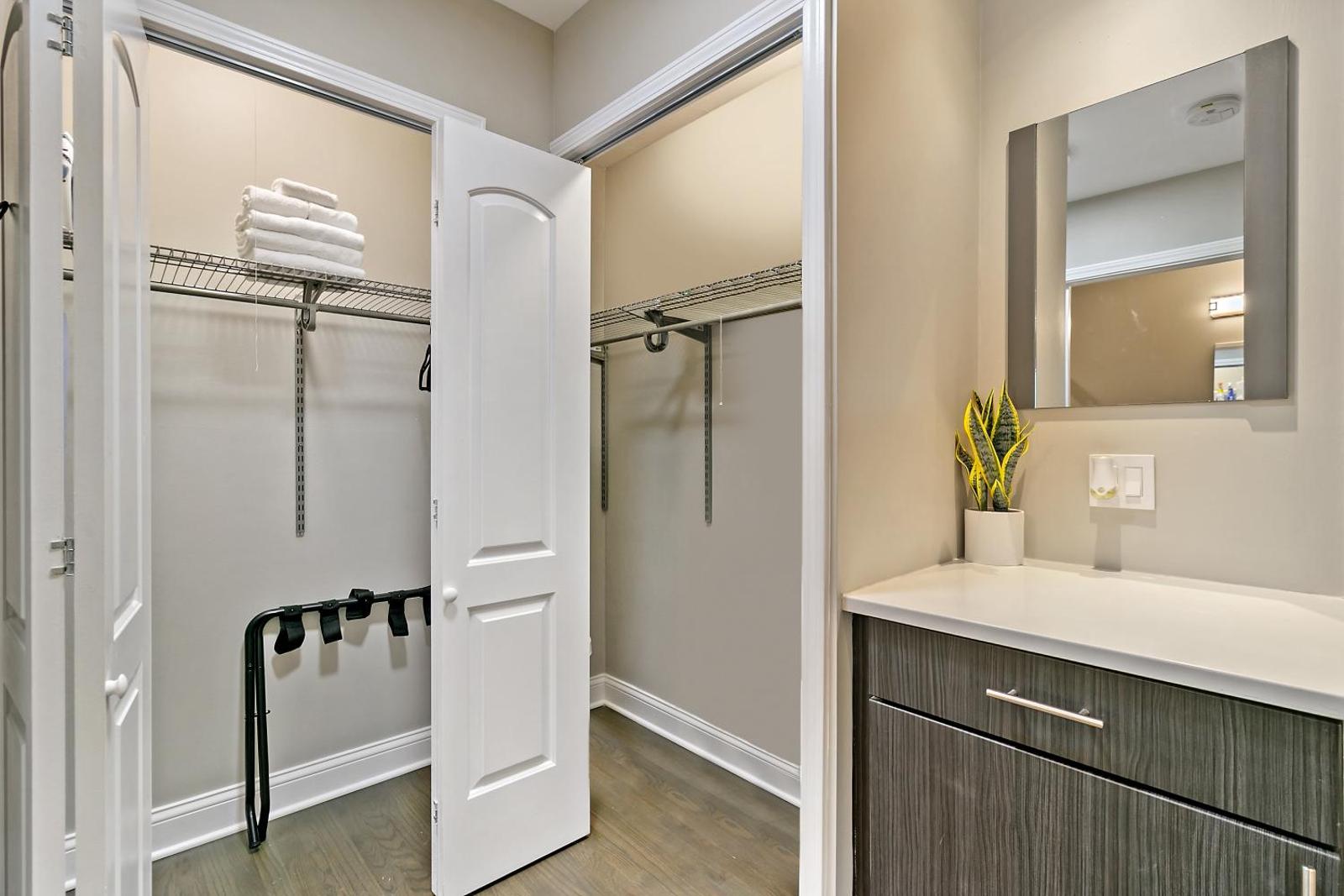 Fun Location Studio Apt near Boystown Best Price! OD8 Main image 2